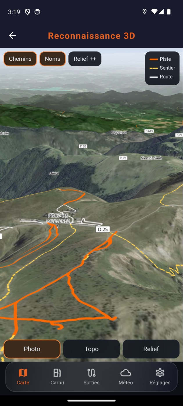 Le col de Pailhères vu en relief sur photo aérienne, avec les pistes en orange et les sentiers en jaune.